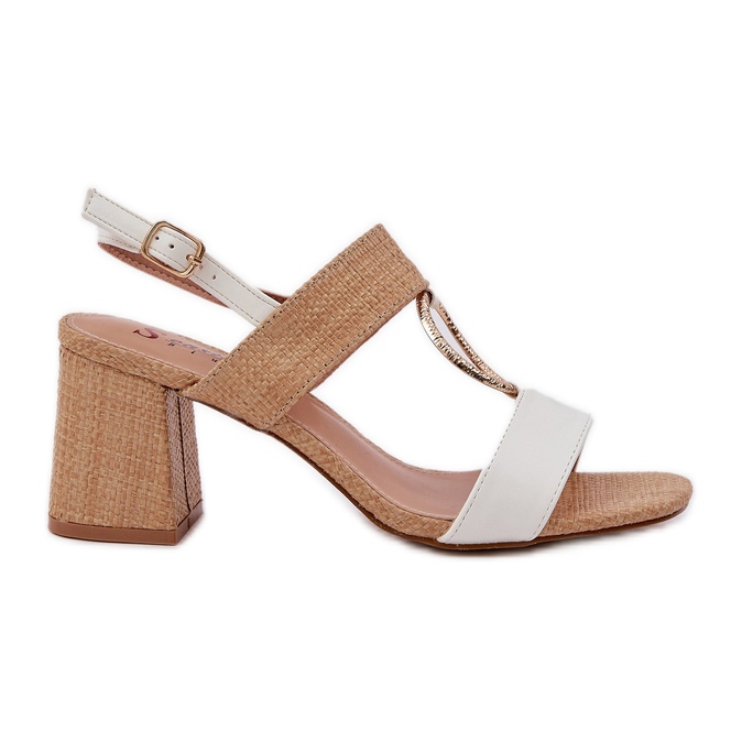 Sandalias de beige blanco en la barra Sandalias de beige blanco en la barra