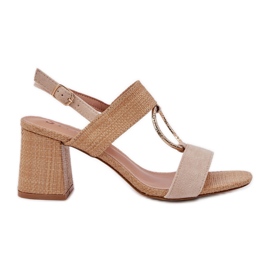 Sandalias en el tacón de la barra beige