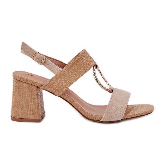 Sandalias en el tacón de la barra beige