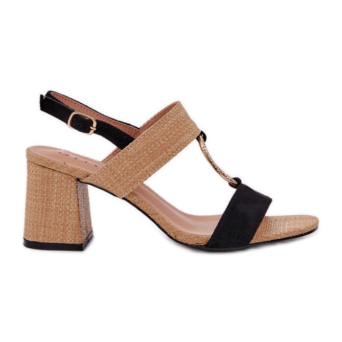 Sandalias negras y beige en el bar negro