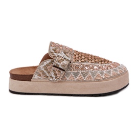 Chanclas decoradas en la plataforma beige