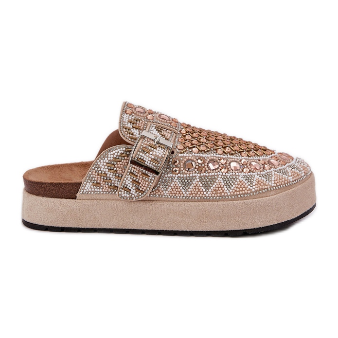 Chanclas decoradas en la plataforma beige