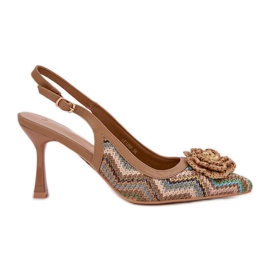 Tacones altos trenzados con un tacón marrón