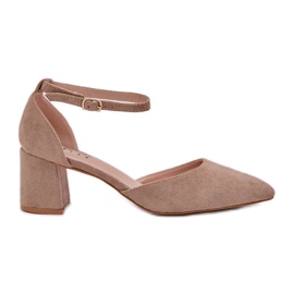 Bombas de Wyzszowe en el pilar oscuro. beige