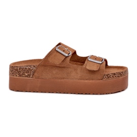 Zapatillas para mujeres en una plataforma masiva con hebillas de camello beige