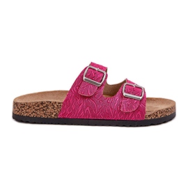 Material flip -flops en una suela de corcho con hebillas. rosa