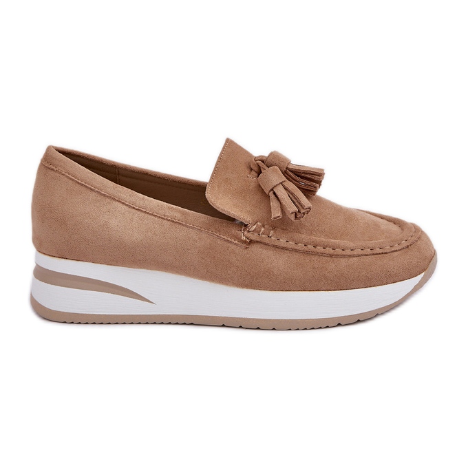 Mocasines en una delicada cuña ecológica, gamuza beige Mocasines en una delicada cuña ecológica, gamuza beige