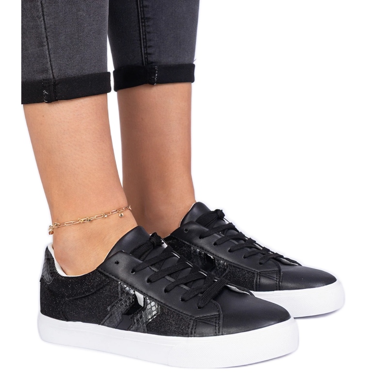 Zapatillas negras con un motivo animal decorado con brillo negro