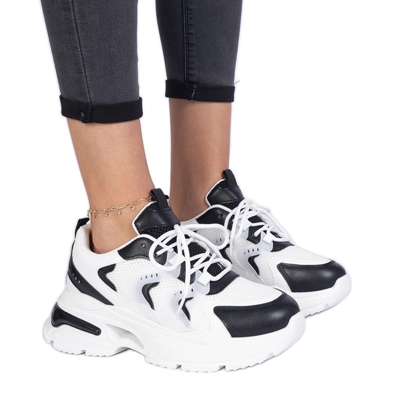Zapatillas deportivas de mujeres blancas y blancas negro