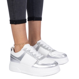 Zapatillas de deporte para mujeres plateadas en una suela gruesa plata