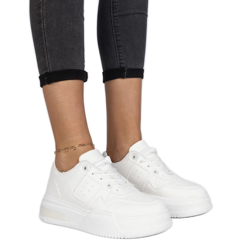 Zapatillas blancas de mujer con suela gruesa. blanco
