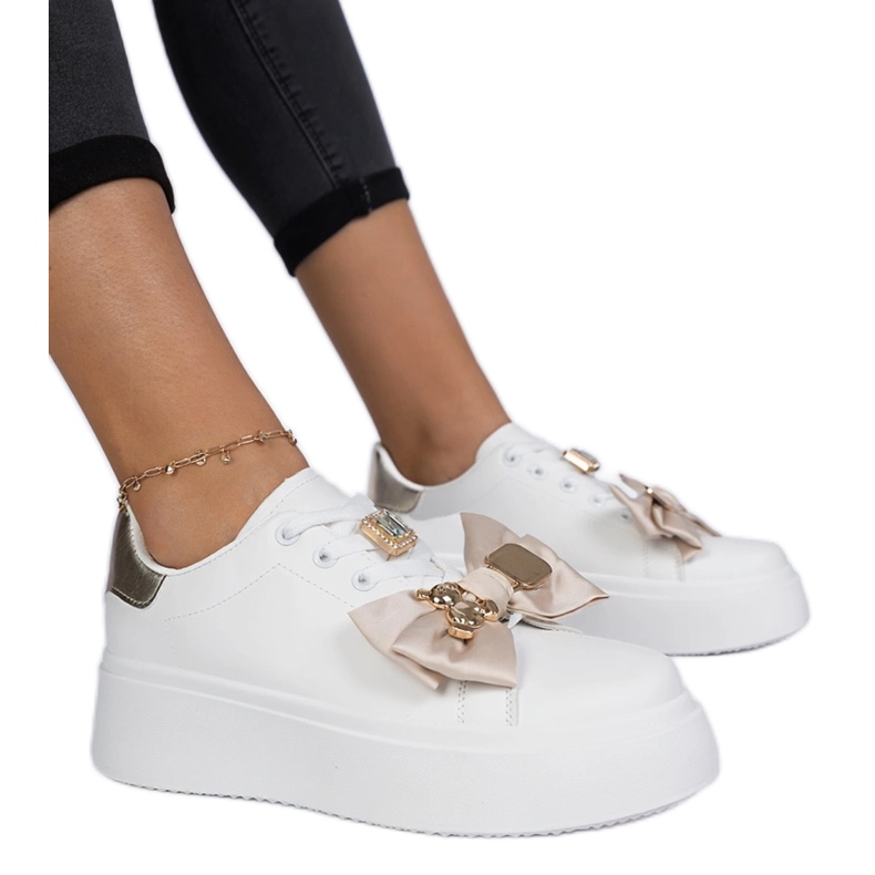 Zapatillas blancas y de oro de las mujeres con arco blanco