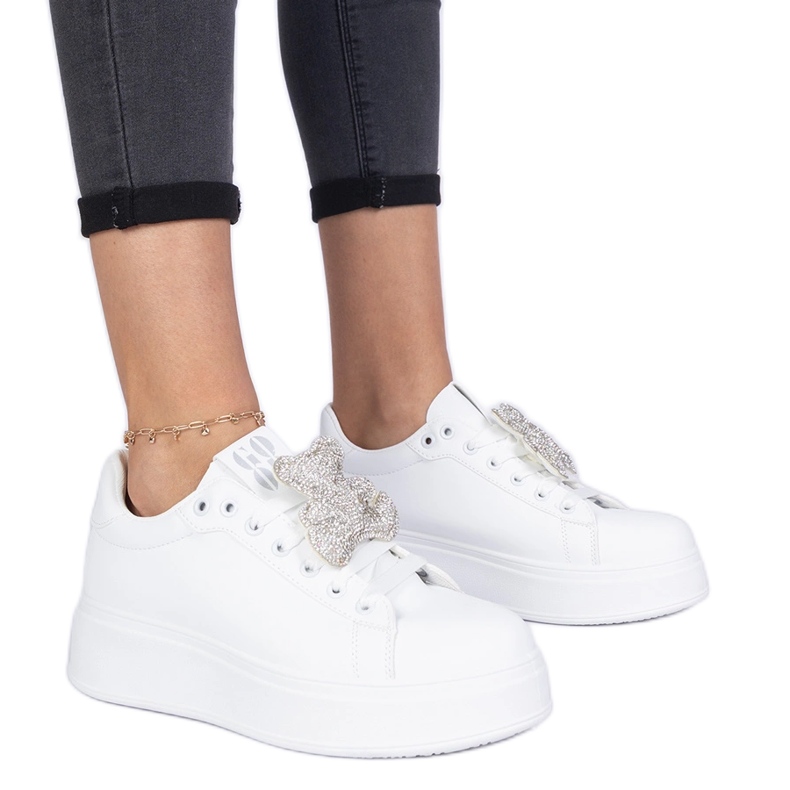 Zapatillas de deporte de mujeres blancas decoradas con un oso de peluche en diamantes de imitación blanco