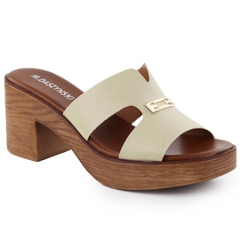 Zapatillas para mujeres en el post beige M. Daszyński MR23126-11
