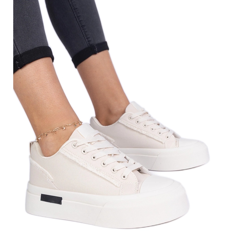 Zapatillas de deporte de material para mujeres beige en la plataforma
