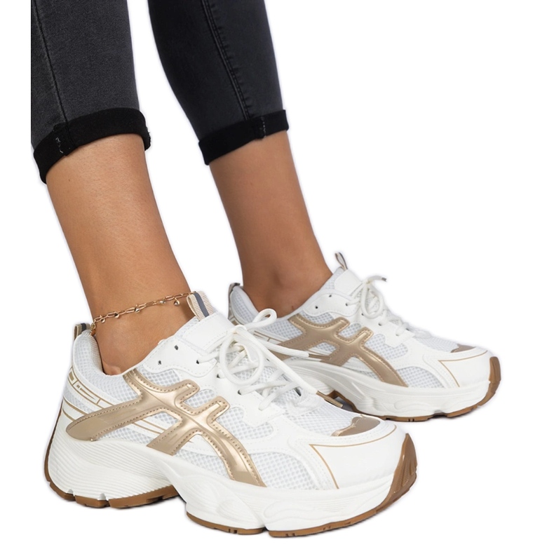Zapatillas beige para mujeres en una suela masiva
