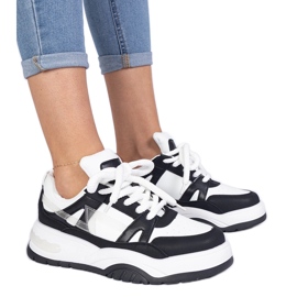 Zapatillas en blanco y negro con cordones gruesos