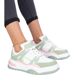 Zapatillas verdes con cordones gruesos