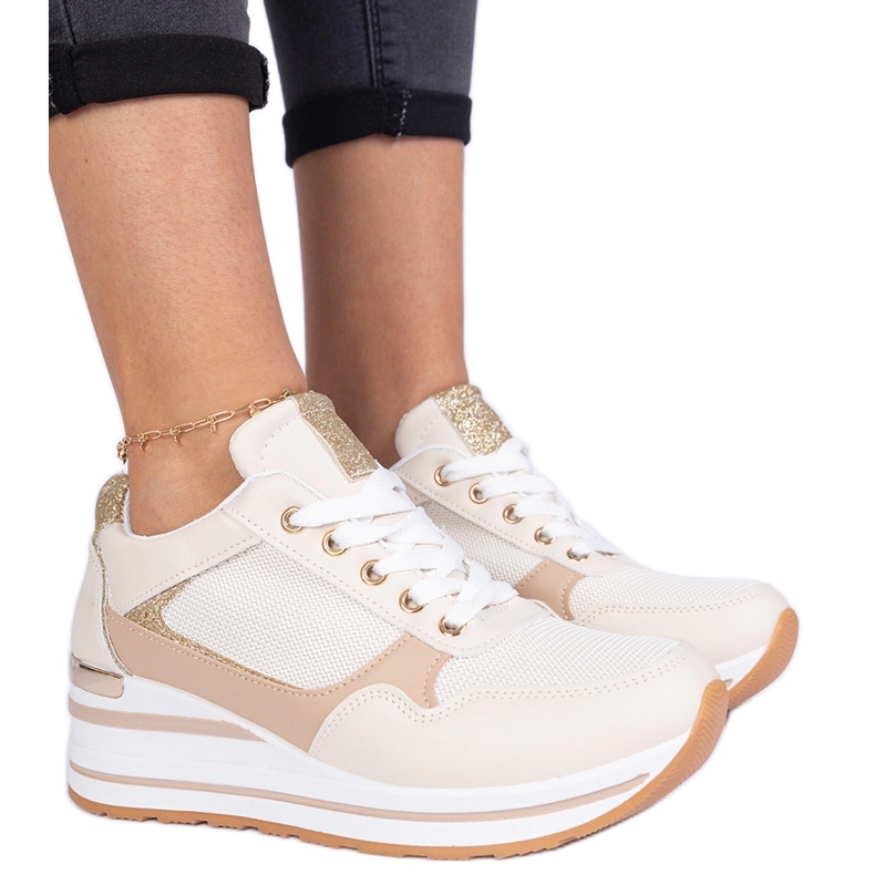 Zapatillas beige decoradas con brillo y una inserción de metal