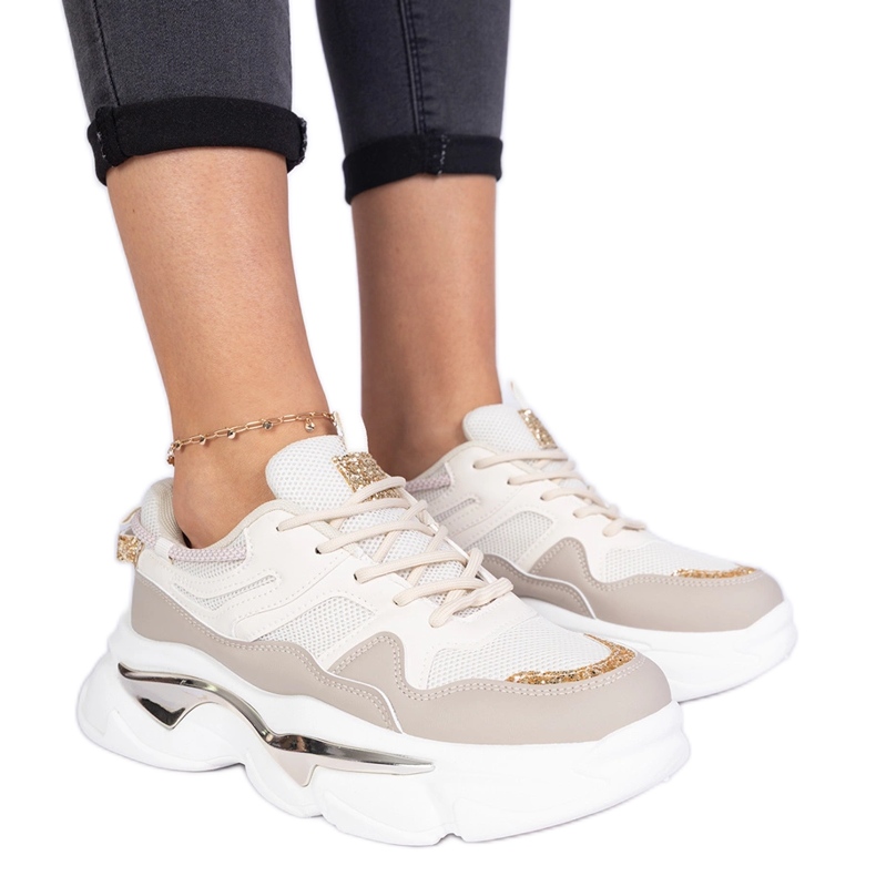 Zapatillas beige para mujeres decoradas con brillo