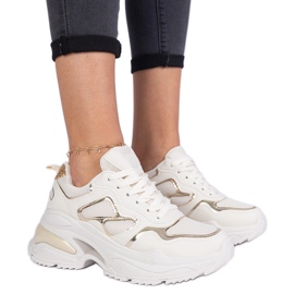 Zapatillas beige para mujeres decoradas con brillo
