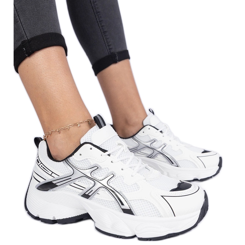 Zapatillas de mujer negras con suela maciza. blanco
