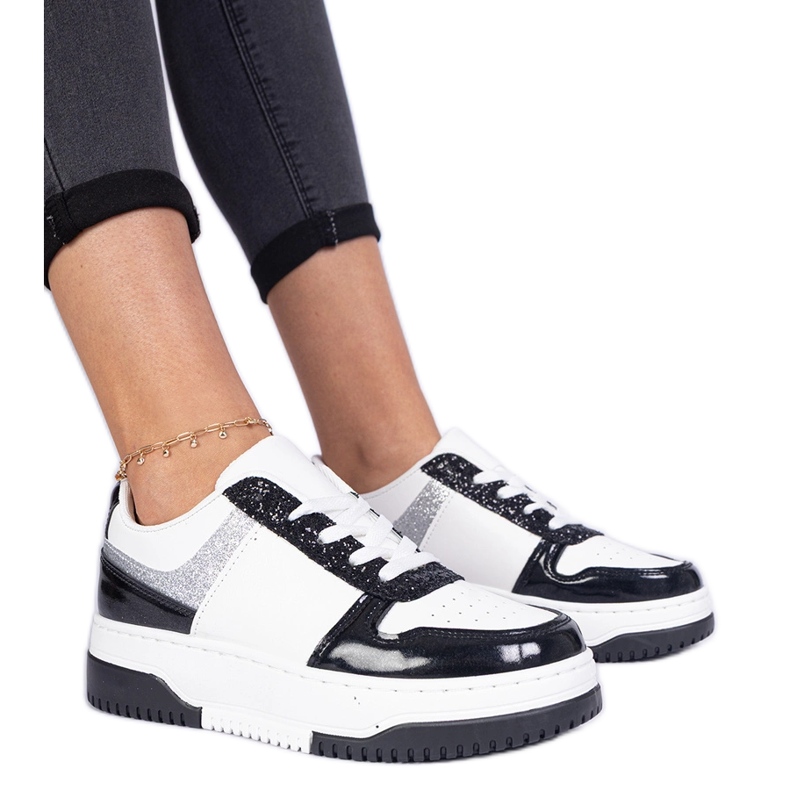 Zapatillas de mujer negras con suela gruesa. negro