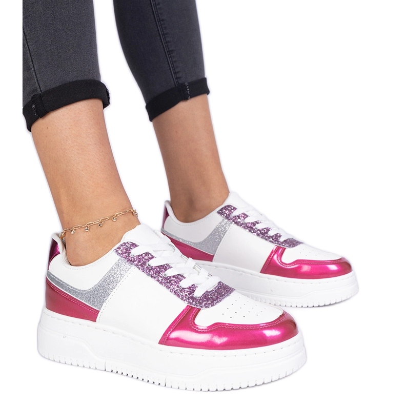 Zapatillas de zapatillas de mujer rosa en una suela gruesa rosado