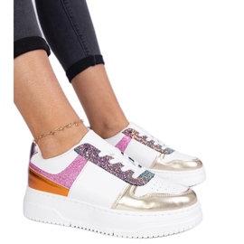 Zapatillas de zapatillas multicolores en una suela gruesa