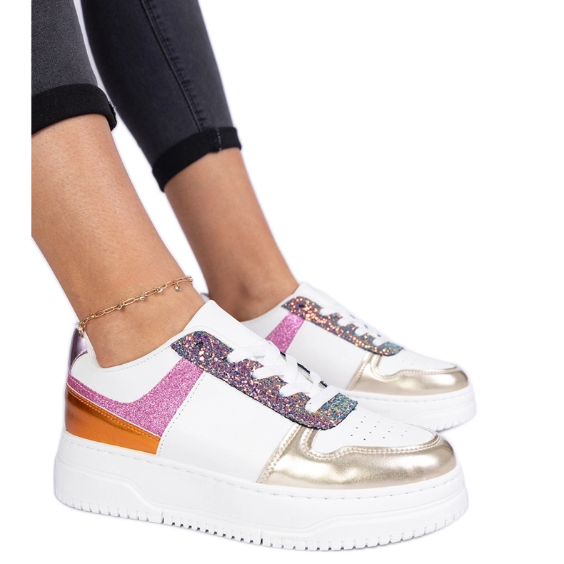 Zapatillas de zapatillas multicolores en una suela gruesa