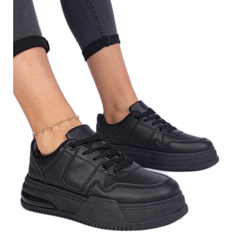 Zapatillas de mujer negras con suela gruesa. negro