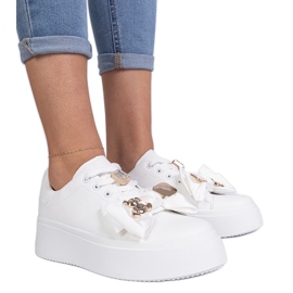 Zapatillas blancas para mujeres decoradas con un oso blanco