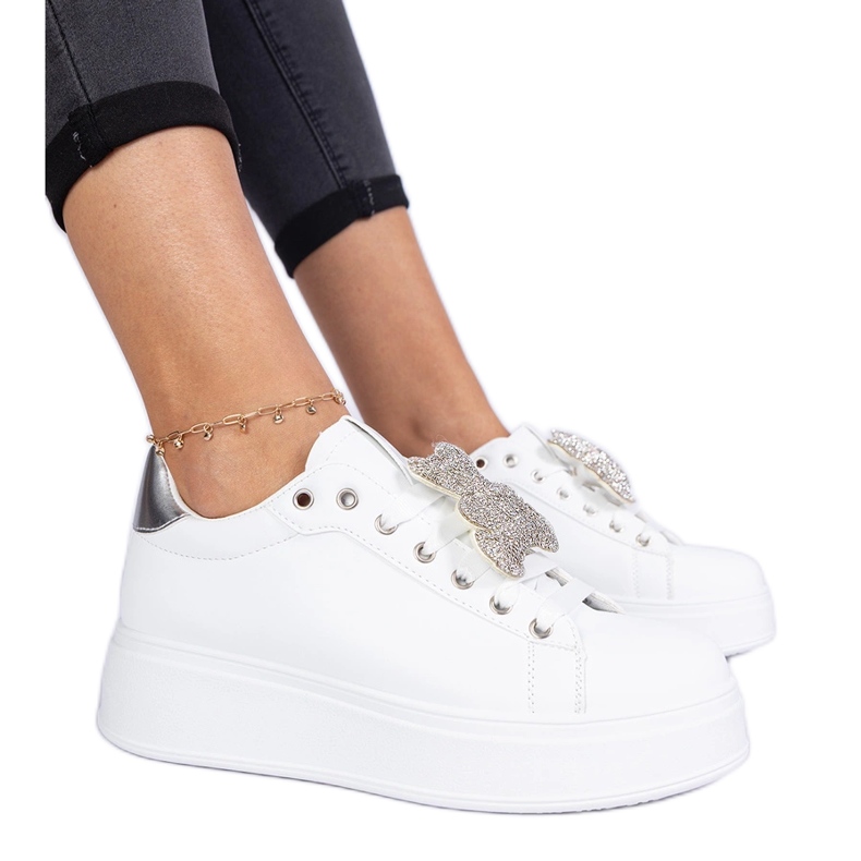 Zapatillas para mujeres blancas y plateadas decoradas con osito de peluche blanco