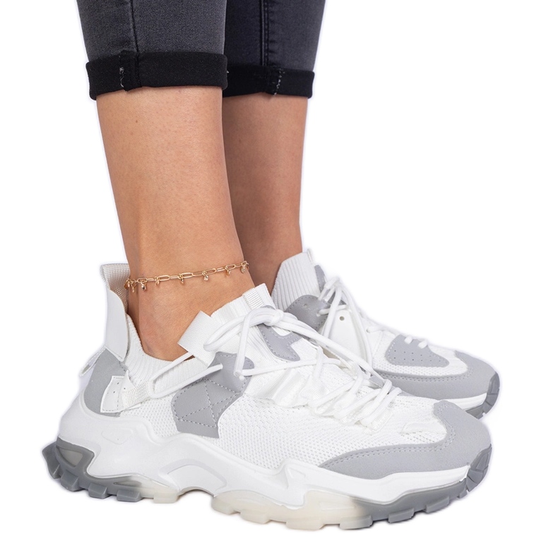 Zapatillas blancas para mujeres con una parte superior de SOCKING blanco