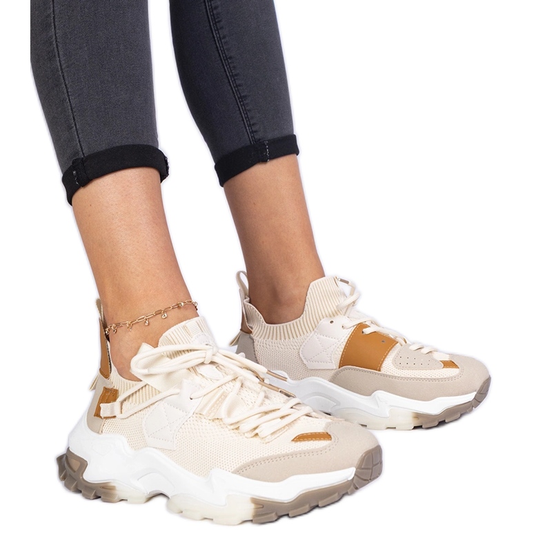 Zapatillas beige para mujeres con una parte superior