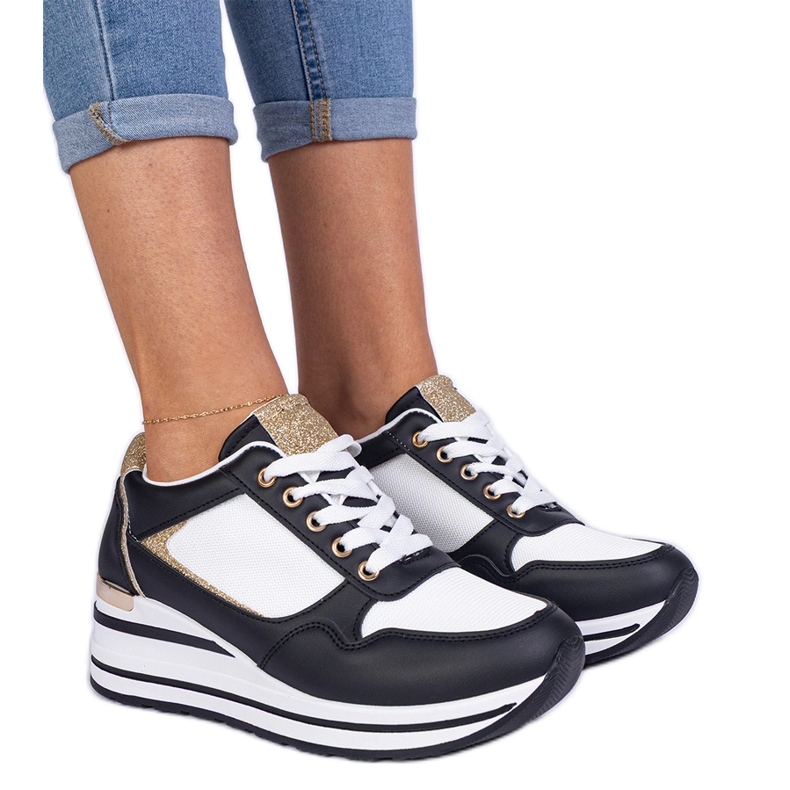 Zapatillas negras decoradas con brillo y un inserto de metal negro