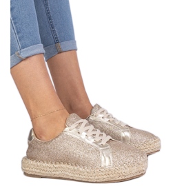 Apartrilles de mujeres doradas decoradas con brillo dorado