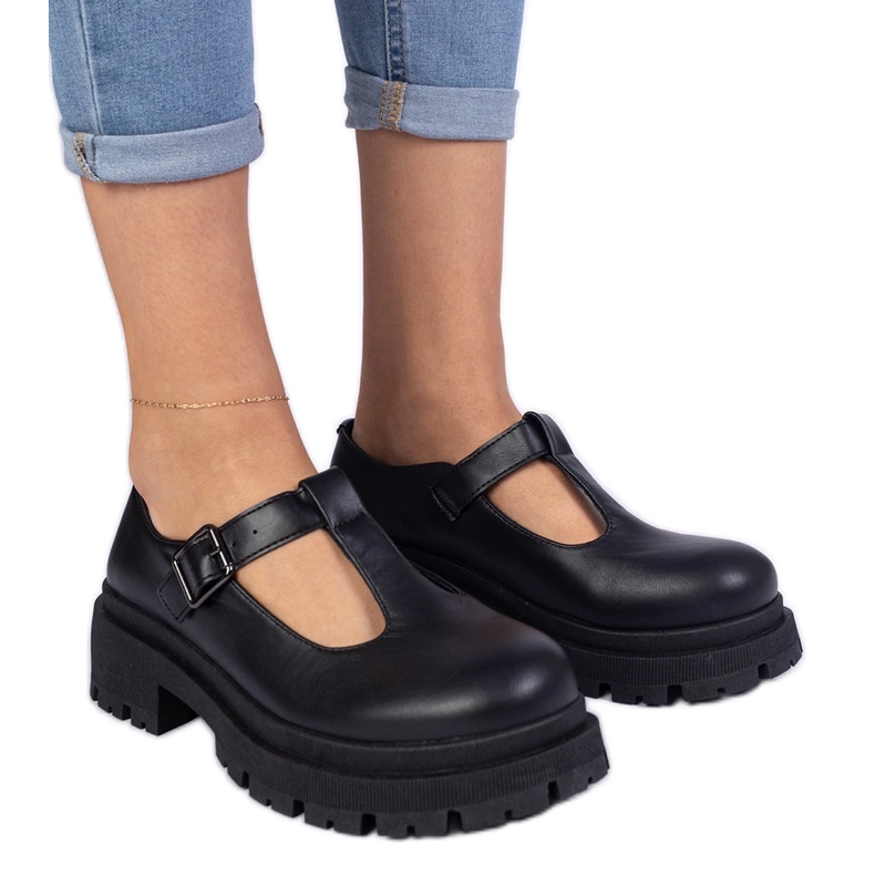 Zapatos negros en la plataforma ecológica