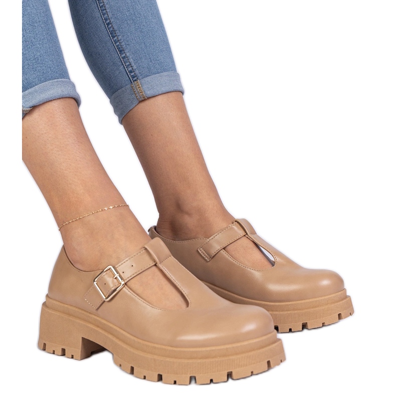 Zapatos marrones en la plataforma ecológica marrón