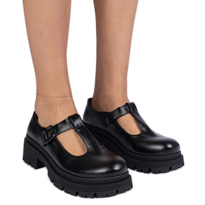 Zapatos negros en la plataforma ecológica