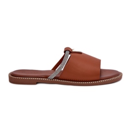 Chanclas de lente de cuero ecológica con una correa decorativa de camello marrón