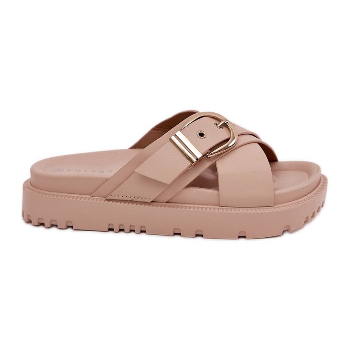 Zapatillas en la plataforma con una hebilla beige