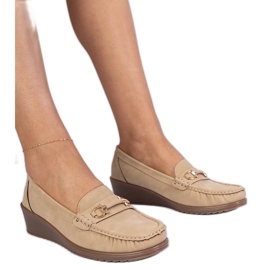 Mocasines de mujer en una cuña con un acabado mate beige