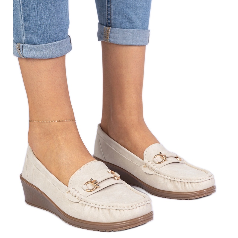 Mocasines de mujer beige en cuña con un acabado mate