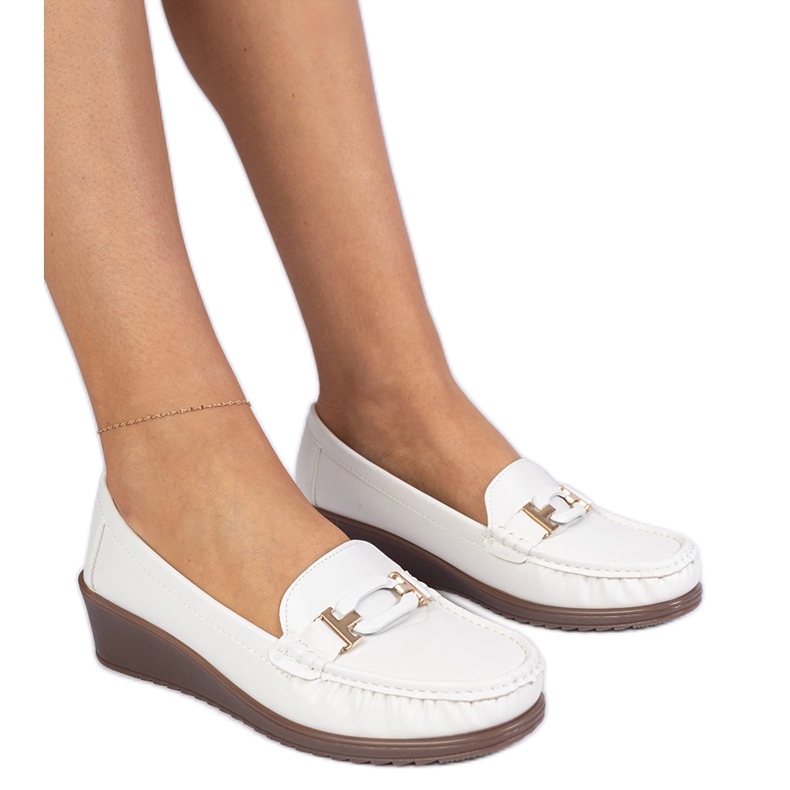 Mocasines de mujeres blancas en la ancodia de la ecológica blanco
