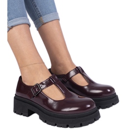 Zapatos burdeos en la plataforma ecológica rojo