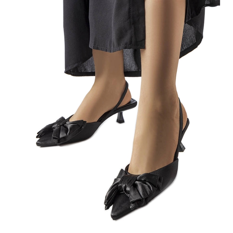 Tacones altos negros con arco Tacones altos negros con arco