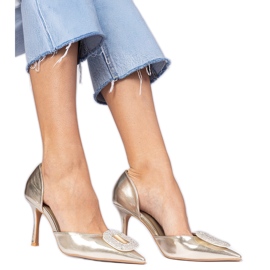 Tacones altos dorados metálicos decorados con circones