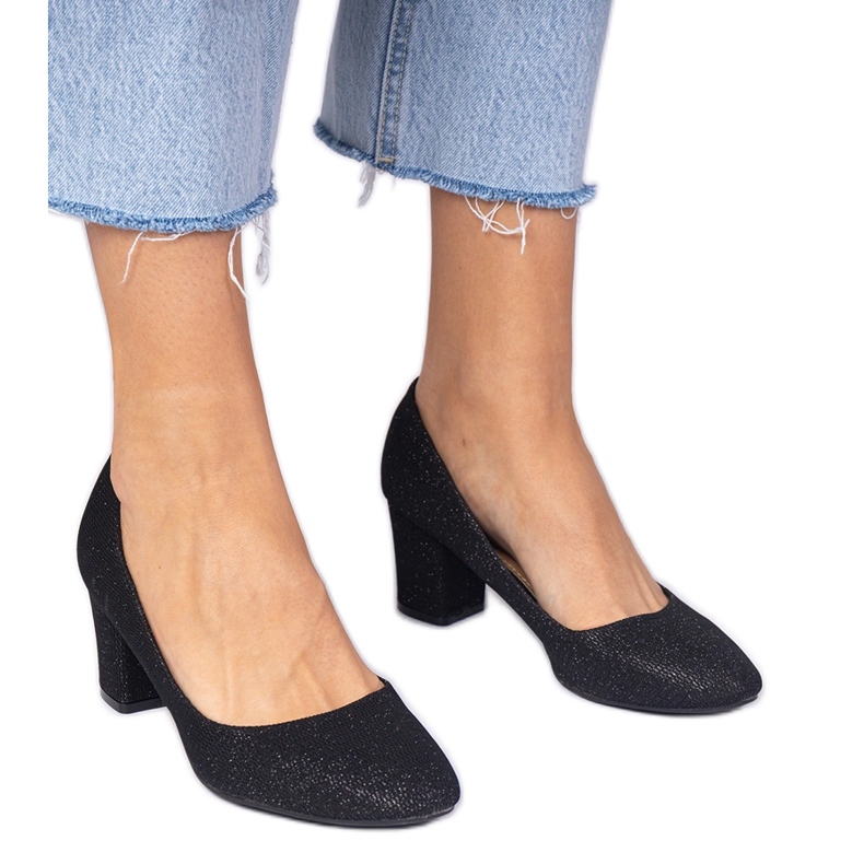 Bombas de mujeres negras con un acabado material negro