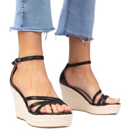 Sandalias negras alojadas en cuña negro